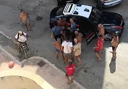 Entra in spiaggia e palpeggia alcune ragazzine, poi la fuga per le vie della città  a piedi nudi