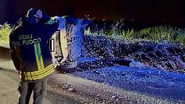Auto si ribalta nella notte alla periferia di Taranto