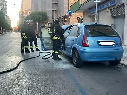 Accende l'auto e divampa un incendio