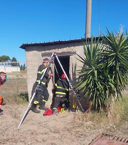 Cade in un pozzo, salvato dai Vigili del fuoco. Ma ora è giallo su chi ha lanciato l'allarme