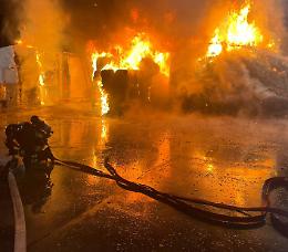 Rogo nella notte, in fiamme un'azienda che tratta rifiuti. Le foto