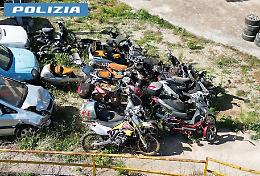 Sequestrato un "cimitero" di auto e moto. Le immagini