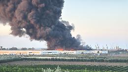 In fiamme un deposito di materiale natalizio, si è sprigionata una nube tossica. Due feriti. Foto e video