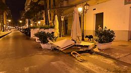 Ennesima tragedia sfiorata a Taranto: altra auto finisce su un gazebo