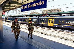 Migranti sui binari bloccano i treni tra Bari e Foggia: viaggiatori esasperati