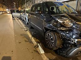 Per un malore perde il controllo e finisce su 12 auto parcheggiate. Le foto