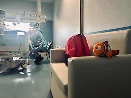 Due poltrone letto donate al Policlinico di Bari per migliorare la permanenza dei cargiver 