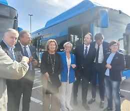 Presentati a Lecce i 5 nuovi bus a metano acquistati dalla Regione. Le foto