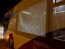 Sassi contro i bus, paura per halloween 