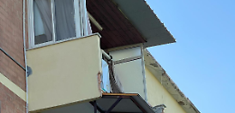 Fuga di gas, esplode una veranda e un uomo vola giù dal terzo piano. Le foto