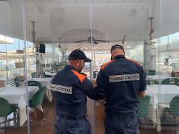 Blitz della Guardia Costiera, sequestrati due dehors. Le foto