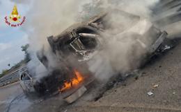 Assalto a furgone portavalori: auto in fiamme per darsi alla fuga