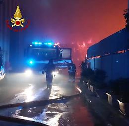 Nuovo incendio nell'azienda che tratta rifiuti a Palo del Colle: brucia plastica nella zona industriale