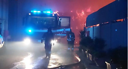 In fiamme un'azienda che tratta rifiuti, nube nera visibile da chilometri. L'incendio durerà giorni