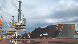 La nave Gemma attracca al porto di Taranto