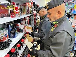 Sequestrati oltre 215mila prodotti contraffatti e pericolosi. Denunciati sei commercianti
