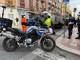 Abbigliamento rubato dai cassonetti della solidarietà: interviene la Polizia Locale e Kyma Ambiente