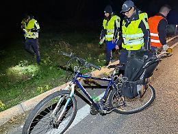Due ciclisti travolti, uno muore sul colpo. L'auto si allontana senza fermarsi