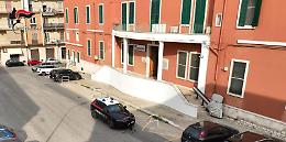 Armi, munizioni e bombe in casa, arrestato un uomo