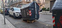 Il "cassonetto che impenna" verso il cielo in via Carulli a Bari