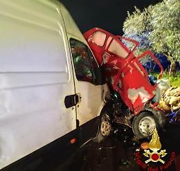 Schianto spaventoso tra due auto e un furgone: due morti e due feriti gravi