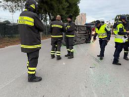 Incidente all'alba: una Opel si ribalta dopo aver colpito due auto in sosta