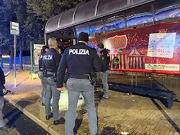 Caos nei pressi del PalaMazzola: senza biglietto prende il bus a calci, pugni e testate