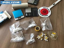 Nascondeva cocaina in casa a pochi metri dalla Questura Bat