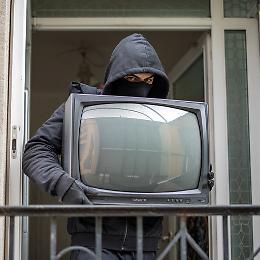Irrompono in casa di un tarantino disabile e aggrediscono il figlio, 4 arresti a Bari