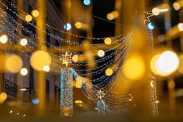 Si accende il Natale 2025: le luminarie illuminano il centro storico