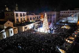 In migliaia i baresi sotto l'albero di Natale 2024 in piazza del Ferrarese