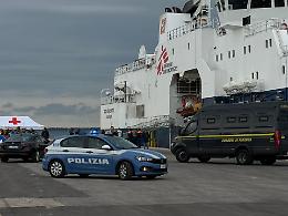 La Geo Barents ha attraccato al porto di Taranto con i suoi 45 disperati. Le foto