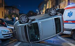 Auto si ribalta e finisce sulle auto parcheggiate, paura all'alba. Cinque feriti, anche un bimbo