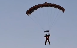 A Barletta Babbo Natale scende dal cielo. Il video