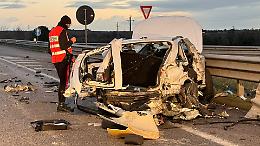 Tragico schianto nel cuore della notte, morti due giovanissimi: lei 24 e lui 25 anni
