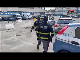 Furti di auto, blitz all'alba: 15 arresti e 11 obblighi di dimora. Il video