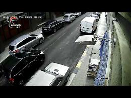Insegue l’ex compagna a distanza ravvicinata e finisce ai domiciliari. Il video