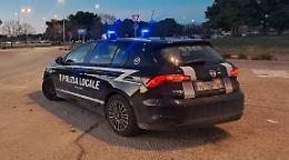 Agente della Polizia Locale aggredito a colpi di bottiglie di vetro davanti alla moglie e ai figli