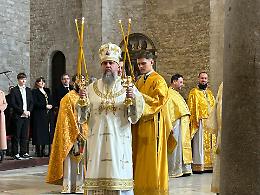 "La pace in Ucraina è la pace in Europa": l'appello di Epifanio I dalla tomba di San Nicola. Le foto