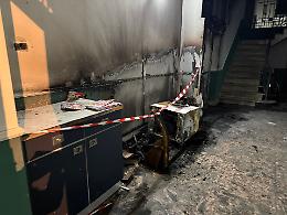 Paura nella notte a Taranto: incendio in un condominio di via Cugini, evacuati i residenti