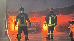 Incendio in pieno centro a Taranto: cinque auto distrutte in un garage, indagini in corso