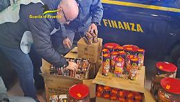 Maxi sequestro di fuochi d'artificio a Bari: oltre una tonnellata confiscata dalle Fiamme Gialle. Le foto