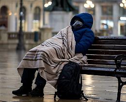 Povertà estrema, rafforzata l’accoglienza notturna per i senzatetto: bando da oltre 3,6 milioni di euro