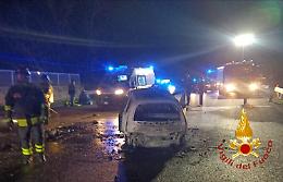 Tragedia di Natale: scontro fra tre auto. Una ha preso fuoco:  un morto e sei feriti. Uno è in prognosi riservata