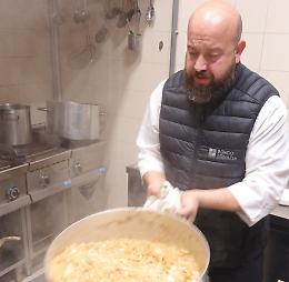 Natale con gli ospiti del centro di Accoglienza San Cataldo Vescovo. Le foto
