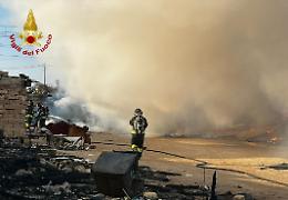 Paura alle porte di Bari: incendio in un terreno pieno di bombole di gas vicino alla ferrovia