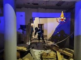 Esplosione a mezzanotte di una bomba carta: danneggiato un edificio. Residenti evacuati. Le foto