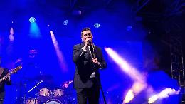 Tony Hadley accende il Capodanno: musica, emozioni e spettacolo a Trani. Le foto