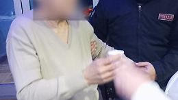Autista di bus soccorre una donna anziana in pigiama nel cuore della notte sulla Statale 7 ter