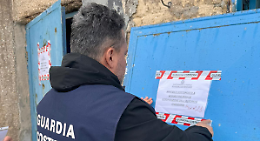 Blitz della Guardia Costiera a Torre a Mare: sequestrati 20 box abusivi. Le foto